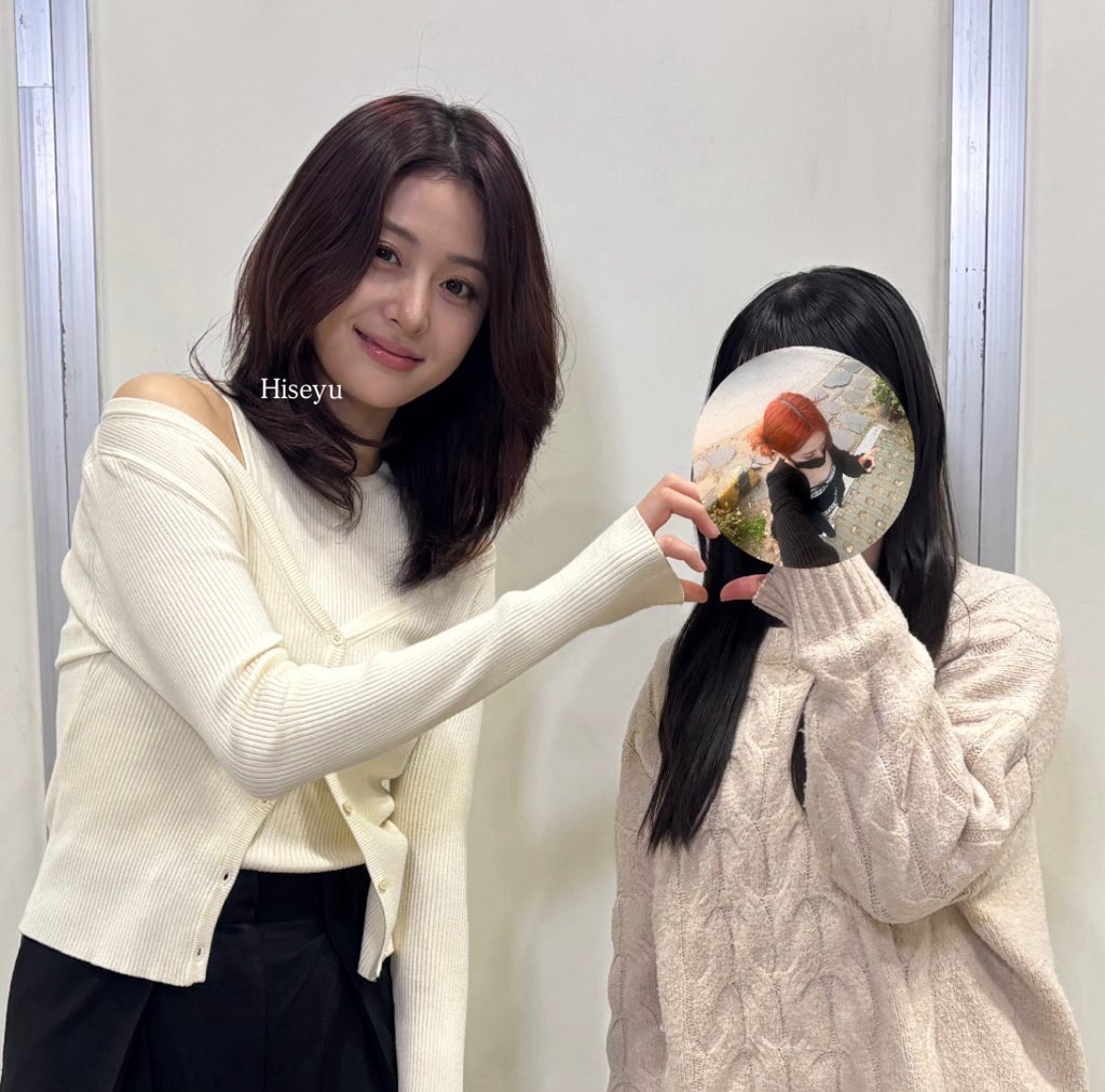 LE SSERAFIM Spaghetti オフィベ ツーショ 1/18

今日は身長をいじられた日でした笑
入った瞬間あぁやっぱりひせゆだ~!!
会いたかったぁ!!って言われて幸せ😭

 #lesserafim  #fearnot  #ルセラ #ルセラフィム  #ユンジン  #Yunjin  #オフイベ  #Spaghetti