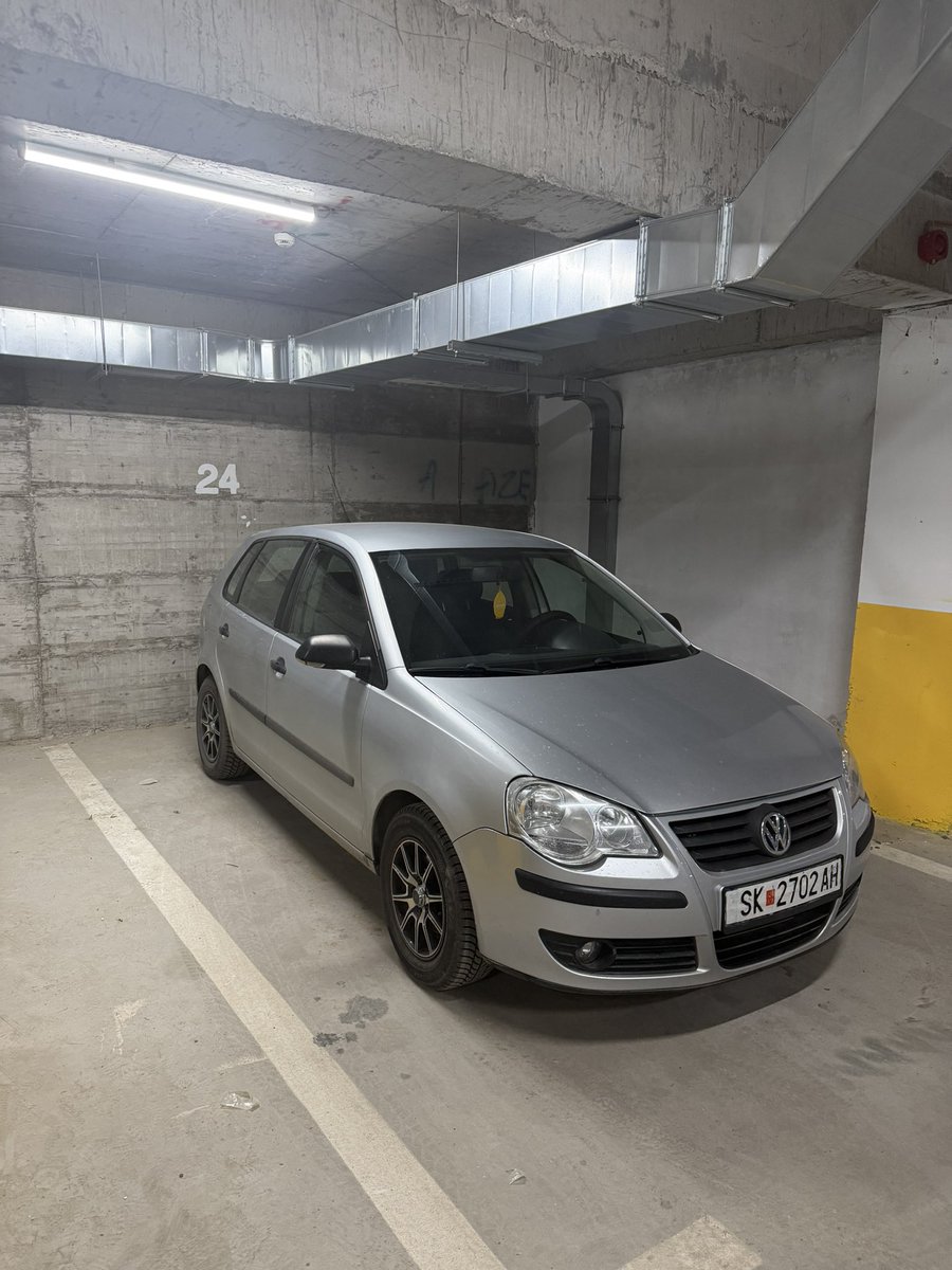 Se prodava VW Polo, 2006, 1.4 benzin-plin so 75 konjski sili. Neuvezeno, kupeno od prv sopstvenik.

Ima fabricko radio, klima (ladi perfektno), elektrika na site prozori, dva klucha.

Ima 4 zimski gumi i 4 letni gumi.
CENA 3000 evra, ne e fiksna