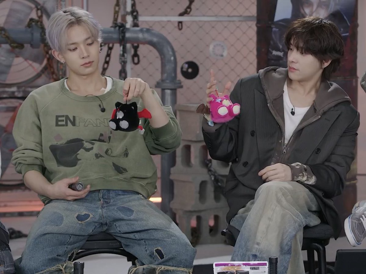 gangajisim's tweet image. Heeseung and Jake with their voice keyrings 🖤💗