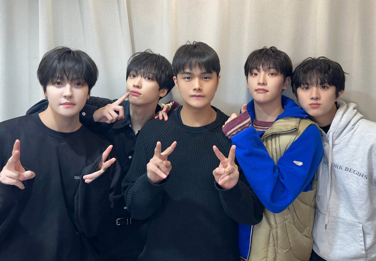 [👑]

더킹덤 팬 사인회 완료🩵

#TheKingDom #더킹덤 #TKD