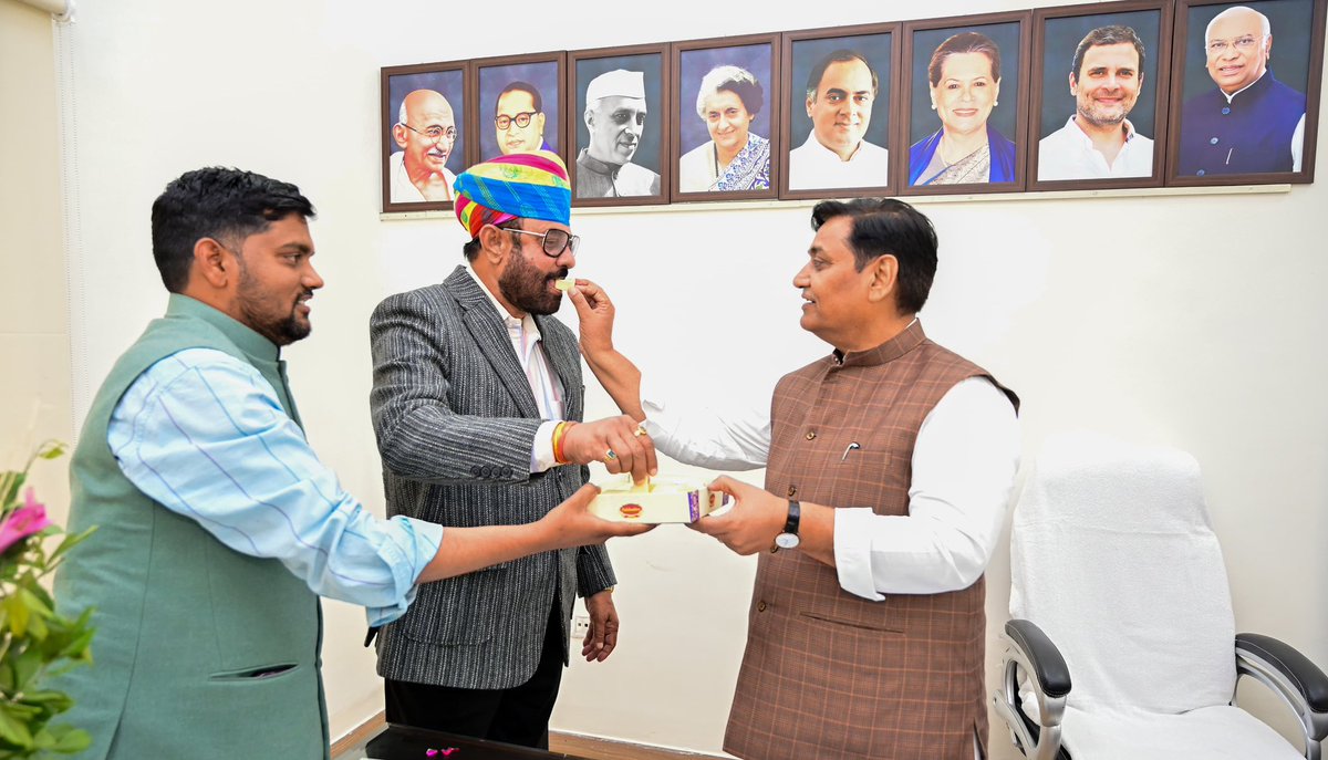 पूर्व मंत्री महेन्द्र जीत मालवीय जी ने कांग्रेस पार्टी में पुनः शामिल होने के बाद आज पीसीसी में मुलाक़ात की एवं पार्टी शीर्ष नेतृत्व के प्रति आभार प्रकट किया।

आशा है आप पूरी निष्ठा व समर्पण के साथ कांग्रेस पार्टी को और मजबूत करेंगे एवं आदिवासी हितों की रक्षा के लिए आवाज़ उठाते