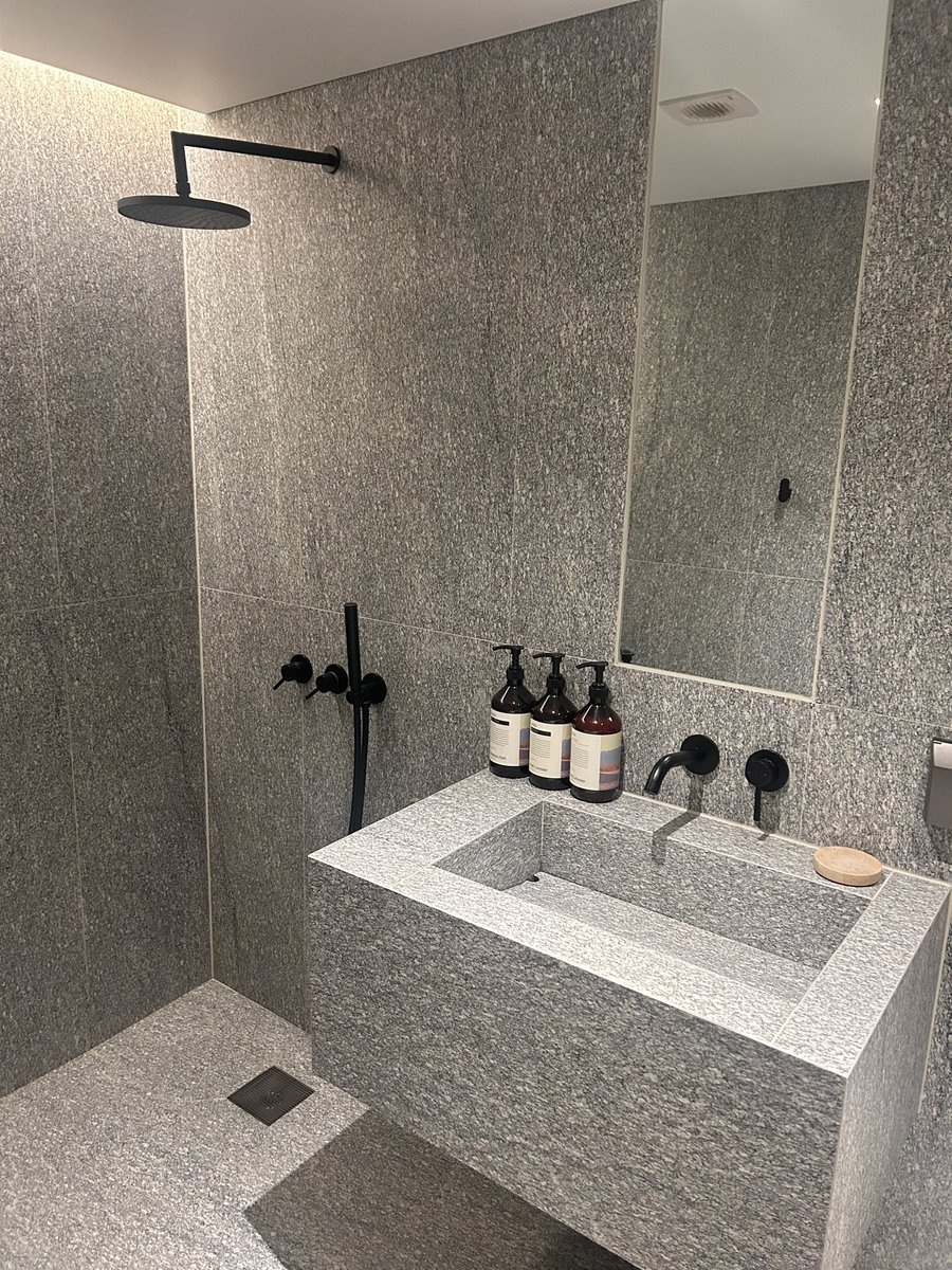 부산 숙소 추천••• 
📍스테이바누
저렴⭕️
접근성⭕️
깔끔함⭕️

단점은 번화가 좁은 골목길에 있음 •••
전포 카페거리 1분 컷 💭
10만원대에 예약했음➰