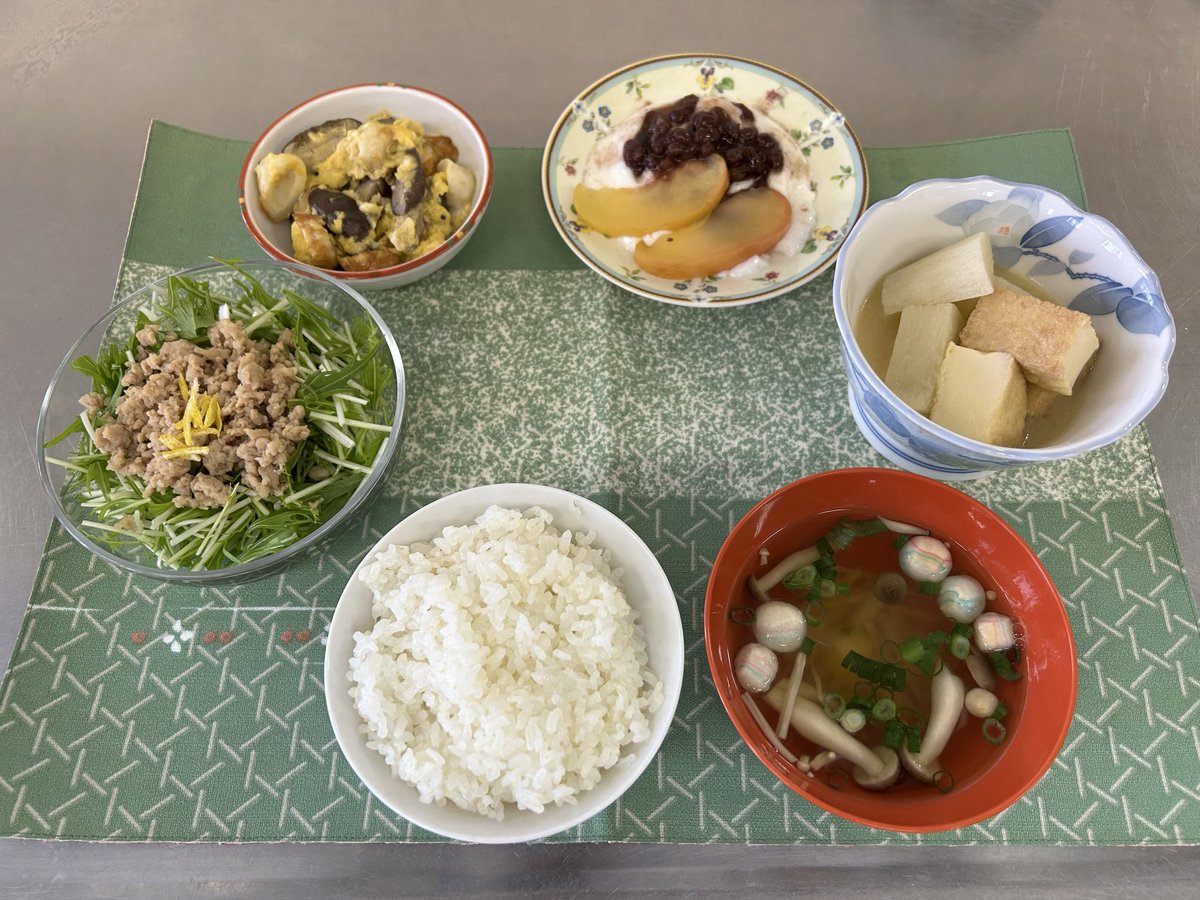 西区文化センター料理教室👩‍🍳
旬を食べる　和風料理　です

🔸厚揚げと長いもの味噌煮
🔸生シイタケと竹輪の卵とじ
🔸水菜とひき肉の和風サラダ🥗
🔸すまし汁
🔸あずき林檎プリン
🔸ご飯
今日は家庭料理風の献立、ご飯が進みます。デザートのりんごのコンポートも美味しかった😋
