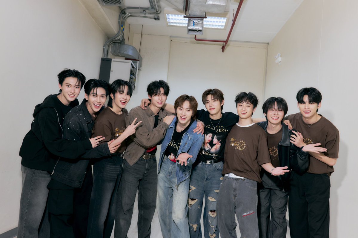 DomundiTV's tweet image. หนุ่ม ๆ ดูมันดิมาร่วมให้กำลังใจเหล่านักแสดงจาก ซีรีส์ “เขมจิราต้องรอด Khemjira The Series” ใน Khemjira The Golden Time Concert “𝐑𝐨𝐨𝐭𝐞𝐝 𝐢𝐧 𝐓𝐡𝐚𝐢, 𝐑𝐢𝐬𝐢𝐧𝐠 𝐭𝐨 𝐭𝐡𝐞 𝐰𝐨𝐫𝐥𝐝” 🎙🕰 

GOLDEN TIME KNP TFO
#KhemjiraConcertDay2

@tthomastc @kongjiro_ @twnpich…