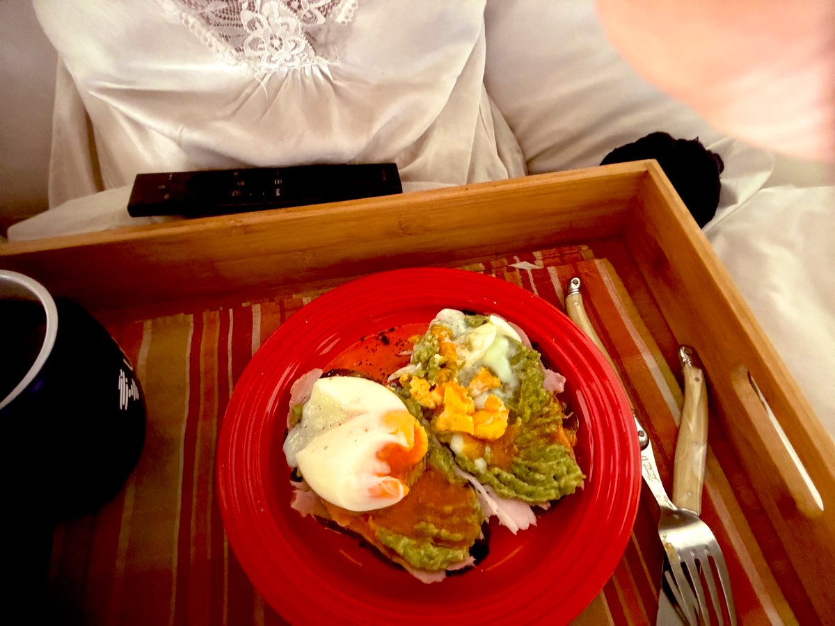 No sabe hacer muchas cosas pero se esmeró para que tuviera a primera hora mi desayuno favorito entre favoritos! Amanecí con globitos y una pata de gallo más en cada lado! 💅