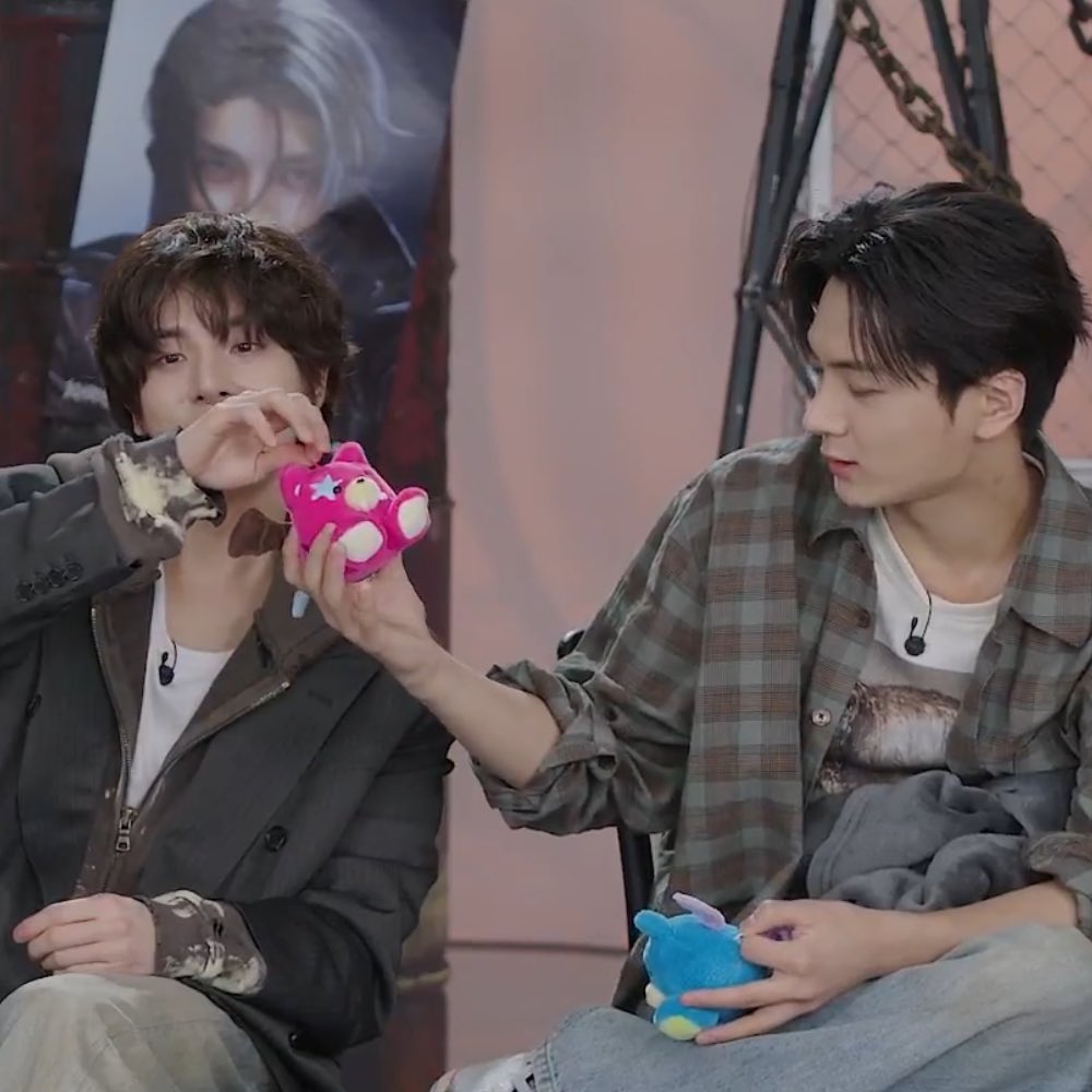 คือชอบสีของเจคจริง ๆ แหละ ตอนแรกชั้นก็นึกว่าเลือกสีกันเอง ถ้าเลือกกันเองเจย์คงจะสีชมพู 555555555