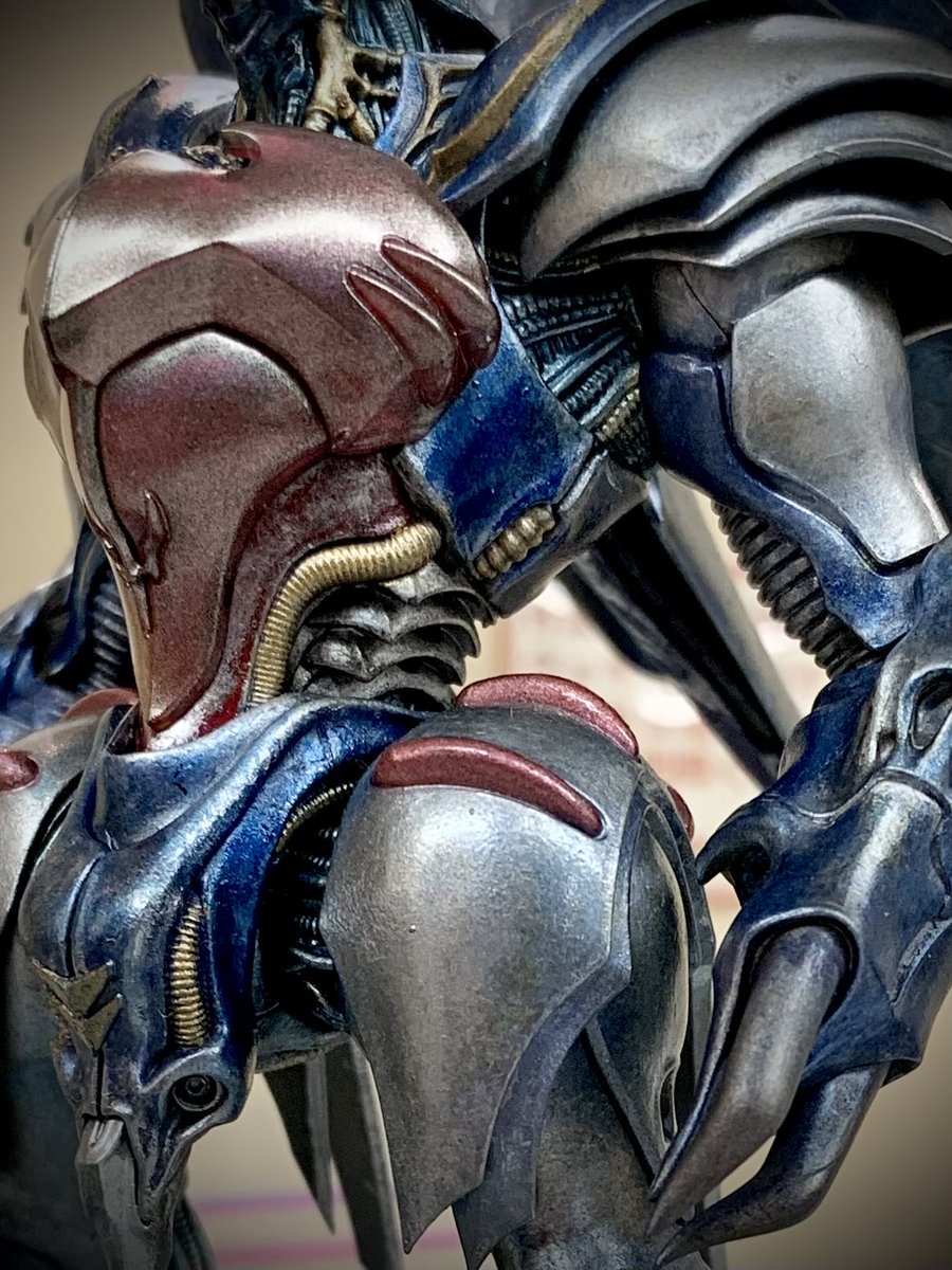 ヴェルビン続き。
コクピットハッチ・関節部・細部塗装。

ハッチはクリアパーツを活かして裏にメタリックレッド、表にゴールドを薄吹き。

首にある太めのパイプをゴールド塗装したけれど、少しうるさいか…？様子見。

あともうちょい…

#ヴェルビン