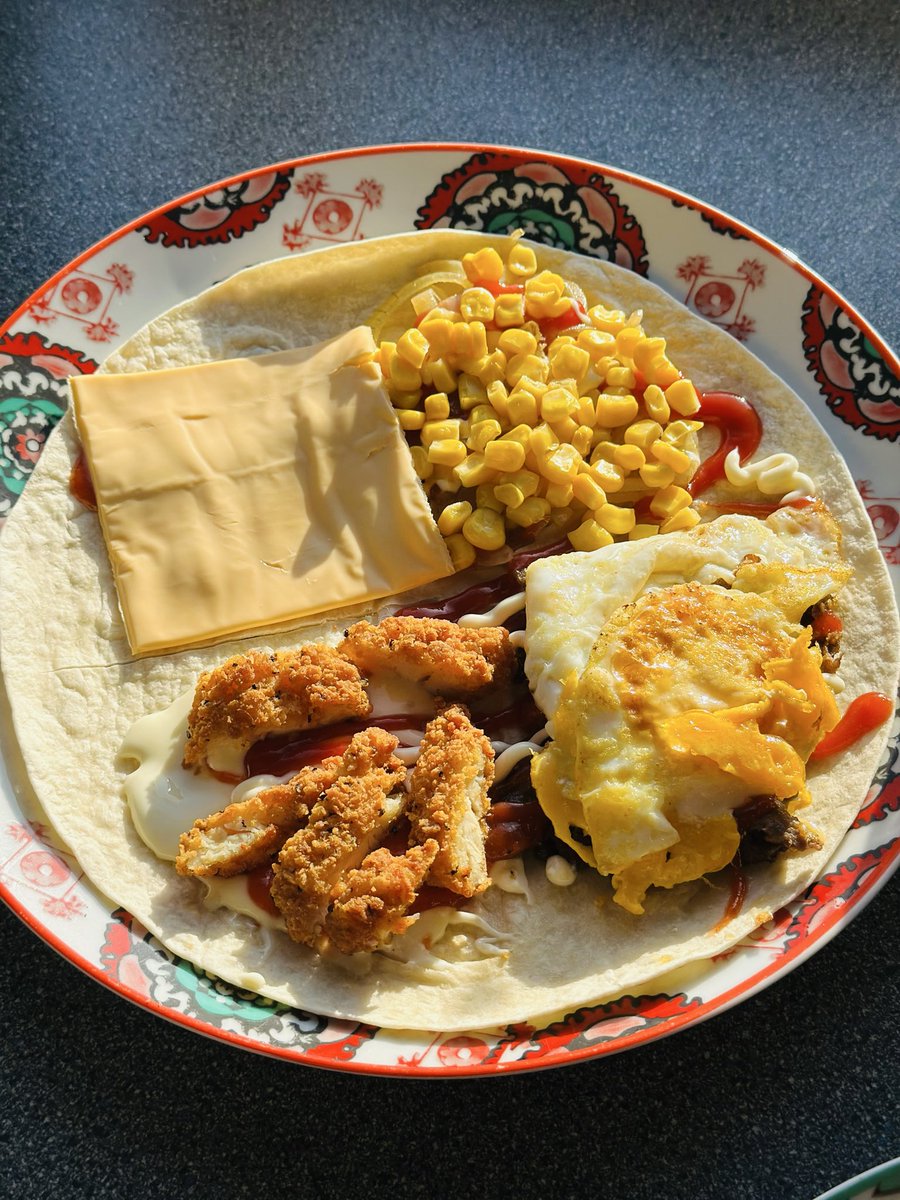 makan siang pake tortila, beberapa hari lalu bikin daging kebab pake resepnya kak <a href="/muandzzz/">bubu miyo</a> isianya rame banget kali ini, dan sausnya creamy banget aku tambain sesame dressing, ada spread cheese, terus ada boled fries 😋😋😂, kenyang bego.