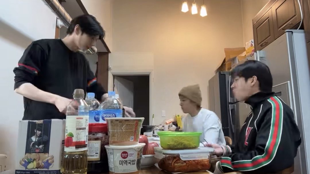 2세대 아이돌끼리 놀러가면 소주 15병 깔 것 같은데 이 오빠들은 셋이서 콜라 4병에 밥 야무지게 차려 먹는거 웃기다ㅋㅋㅌㅌ 생활력 ㅈㄴ 잇어보임