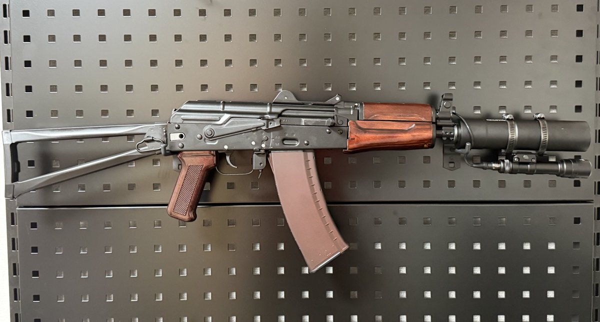 VFCのAKS74U完成👏
メタルギアソリッド2のゴルルコビッチ兵が使ってたのが印象に残ってるからそれ風にカスタムした！
はよサバゲーで使いたい☺️