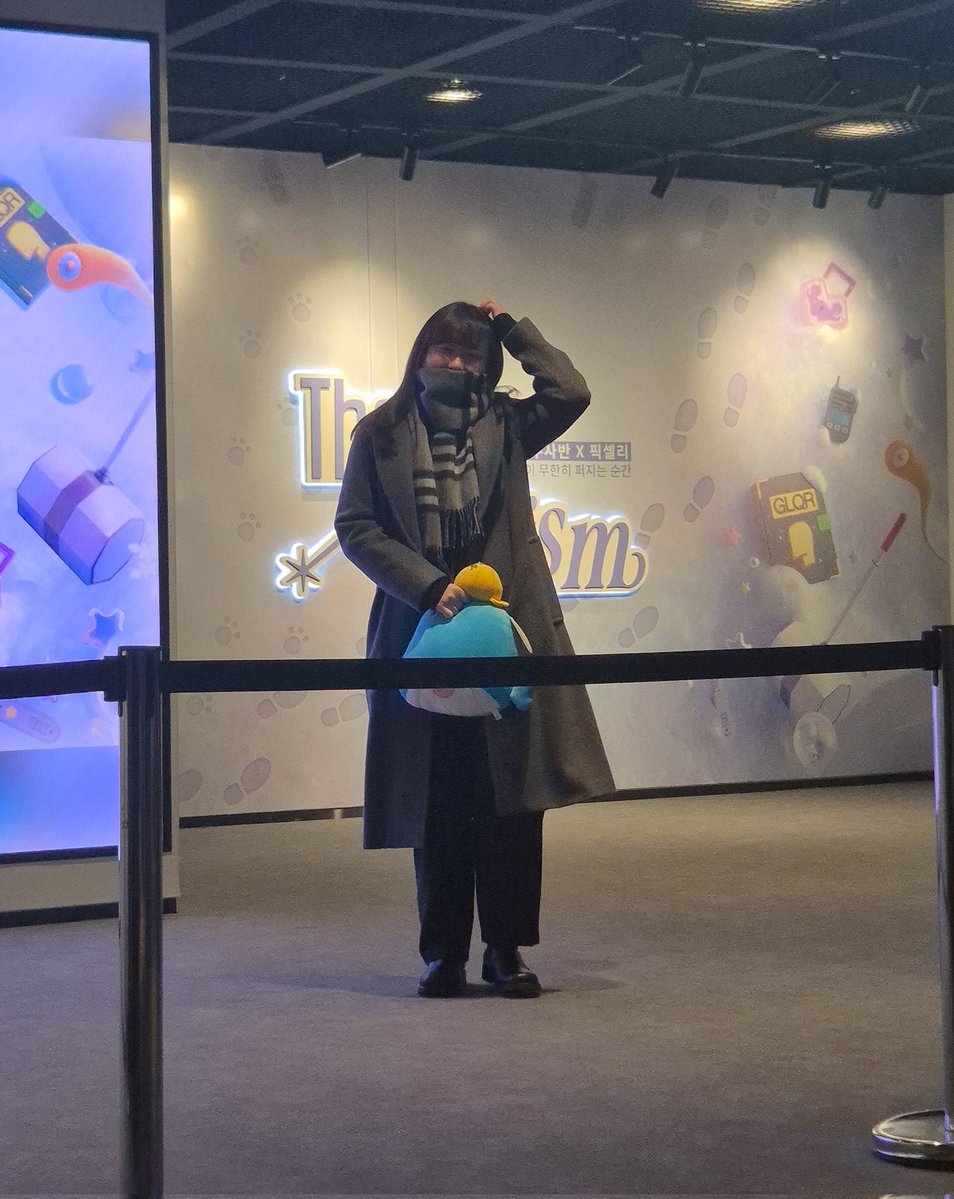 |￣￣￣￣￣￣￣￣￣|
|　벅벅..                           |
|     뜰쿵이들이　           |
|　왜이럿게많지　  　  |
￣￣￣￣＼|￣￣￣￣