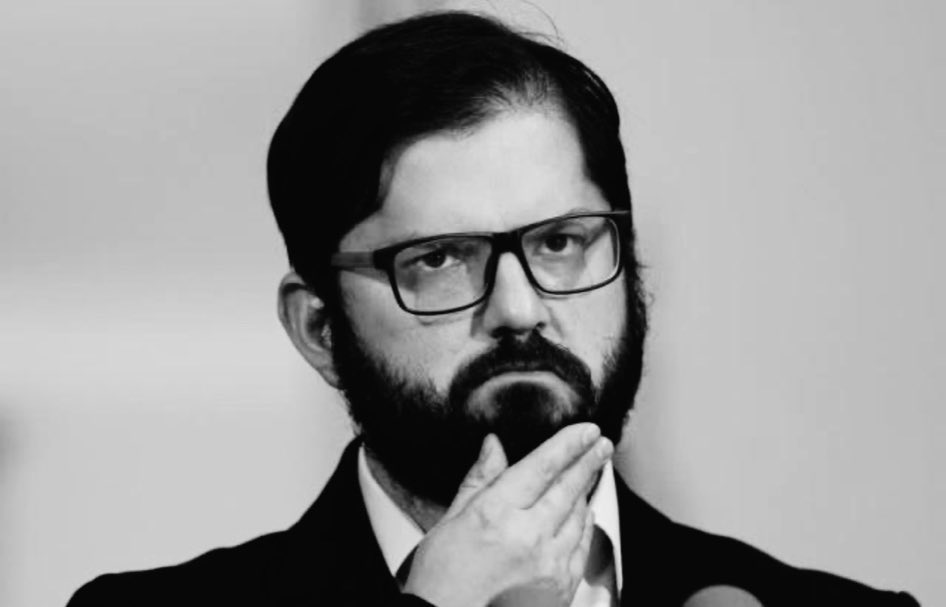 🔴 CONFIRMADO: Siendo las 9 AM el presidente Boric aún no firma el decreto de estado de catástrofe que autorice el despliegue de las FFAA en zonas afectadas por los incendios, pese a anunciarlo anoche por twitter. 

Informa <a href="/biobio/">BioBioChile</a>