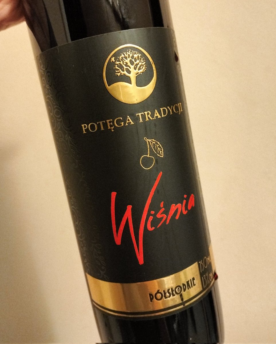 昨日飲んだポーランド産チェリーワインめちゃくちゃ美味しかった。セミスイートでまるでアルコール入りジュース。都市部在住者には馴染みがないであろうDINOで19.99złだった。