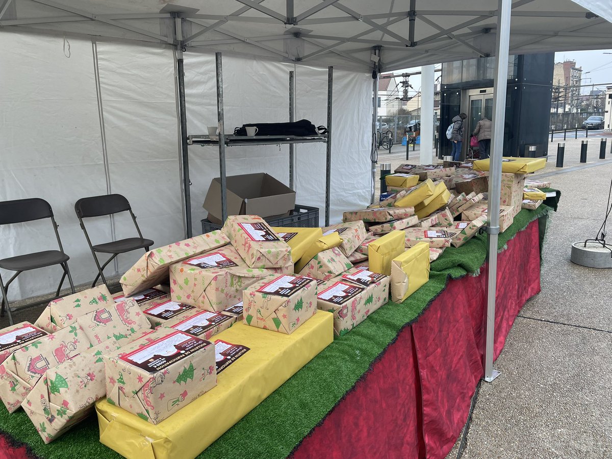 JacquesMyard's tweet photo. samedi fort occupé visite au #Forummétiers au #POPD à #MaisonsLaffitte un succès 
distribution des #cadeauxauxenfants #lauréats du #concours des #commerçantsdumarché 😇 https://t.co/lyR02c1Gwk