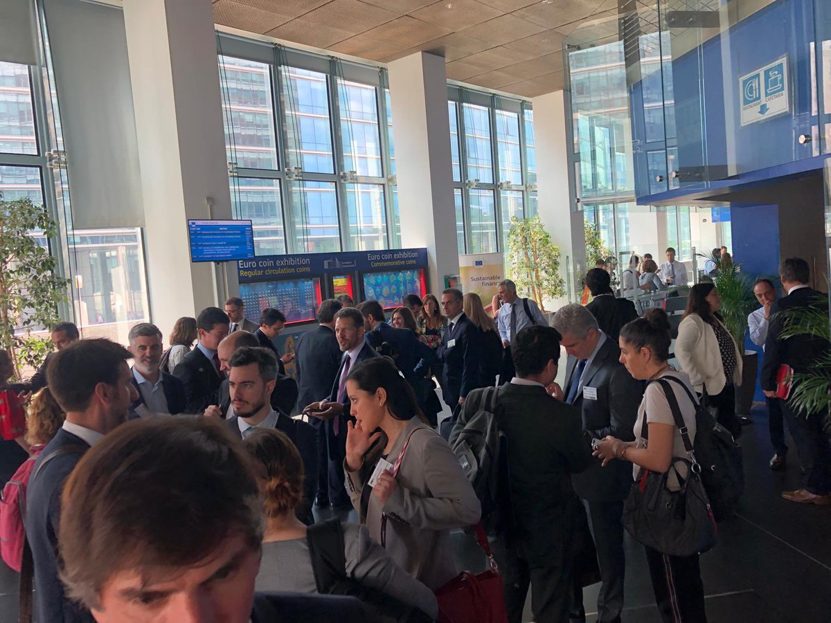 En días como el de ayer, se nos vienen mil recuerdos. Es imposible explicar tantos años de trabajo conjunto del gran equipo negociador 🇺🇾 que asumió el titánico esfuerzo de negociar con la UE. 

Así que va🧵 de imágenes (los años pasan, pero seguimos siendo los mismos!!)
👇🏻