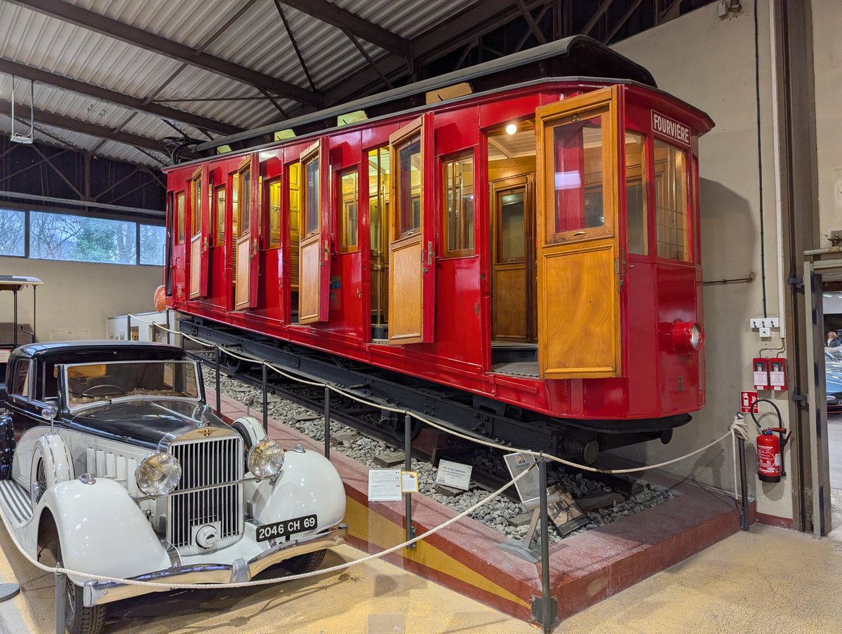BMazerolles's tweet image. L'ancien funiculaire de Fourvière et d'anciens tramways lyonnais au musée de l'automobile Henri Malartre à Rochetaillée-sur-Saône.