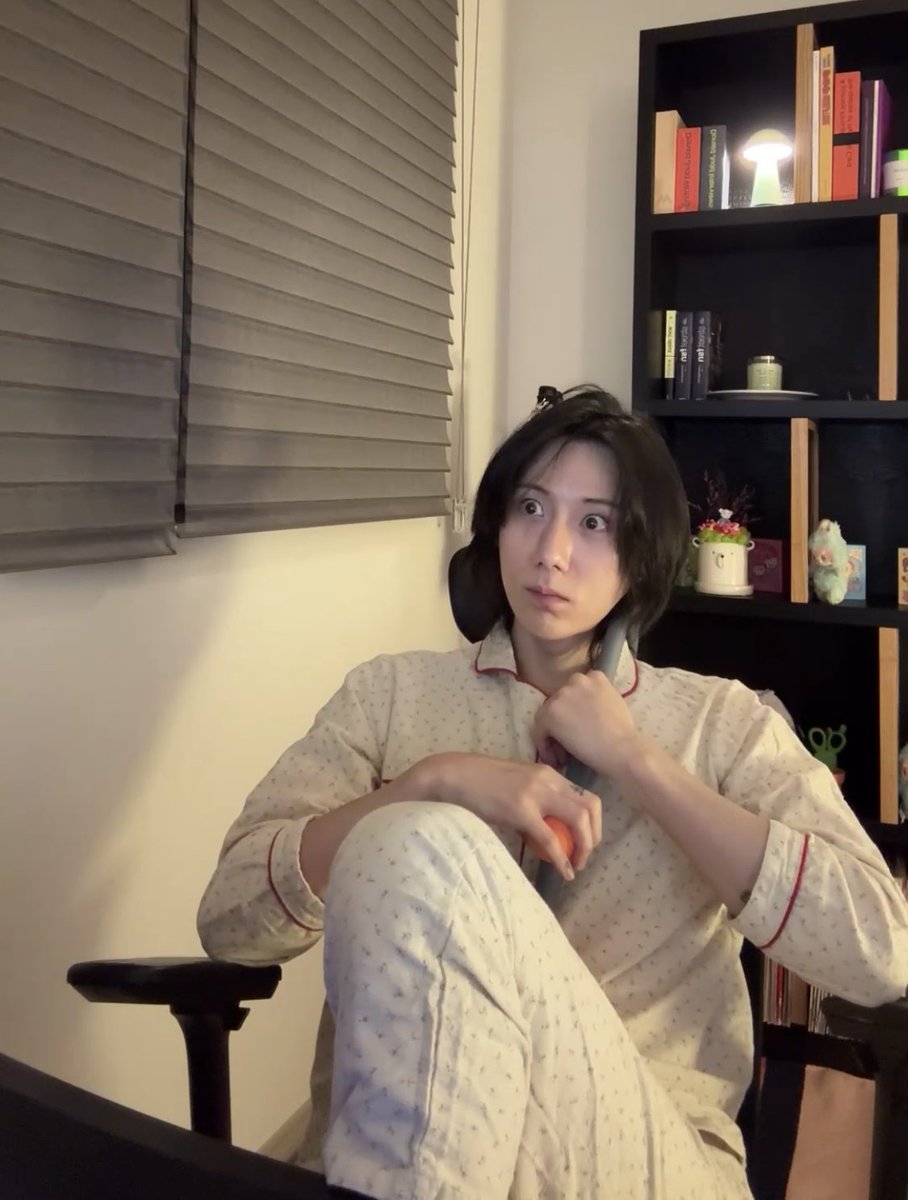 bebornalien's tweet image. 날아다니는 진경이도 있다고 놀라심