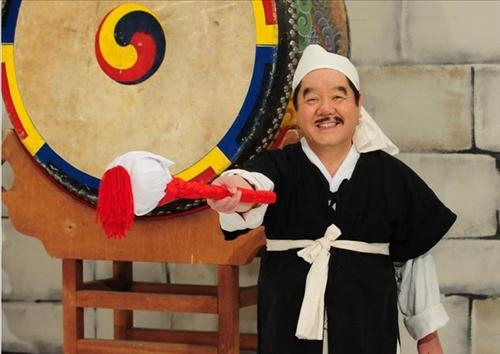 어릴때보던 심형래의 '변방의 북소리'라는 코미디의 시그니쳐는 북을 친 반동을 못이겨 자기 얼굴을 계속 때리던 슬립스틱 장면이다. 40여년만에 이재명 정권이 정확히 그 장면을 재연중이다.

가덕도 신공항이 유찰 가능성이 제기되고 HMM의 부산 이전이 난항을 겪는 꼴을 보며, 나는 ‘입법의