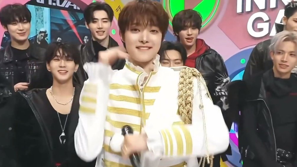 uijo__o's tweet image. Fake ass vampires i saw yall smiling lovingly at a werewolf