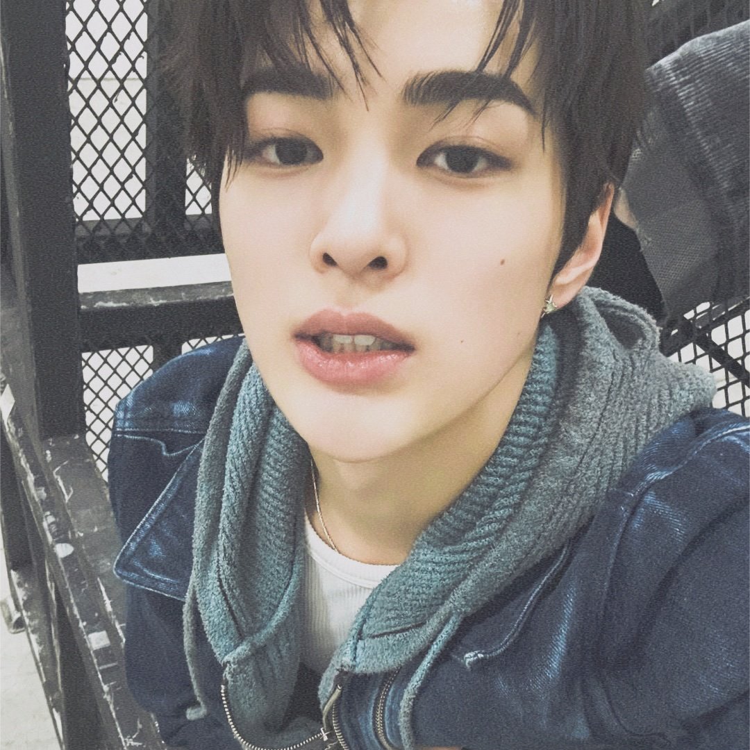 Keomnho's tweet image. Put  Your  Hands  In  The  Air  !