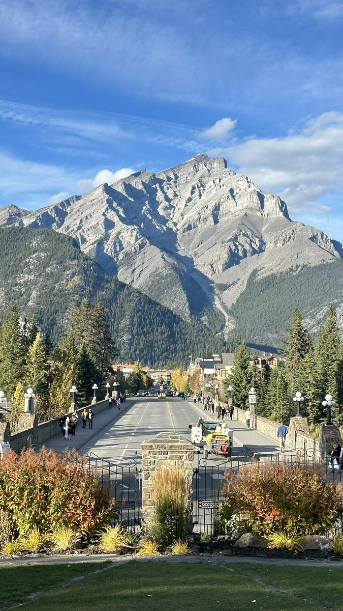 mint_tiger0508's tweet image. 이사통 ep4 주호진이 차무희를 애타게 찾아 달려와 만난 그곳 🏃  👩‍❤️‍👩 
Cascades of Time Garden @ Banff

#김선호 #이사랑통역되나요 #KimSeonHo  #CanThisLoveBeTranslated