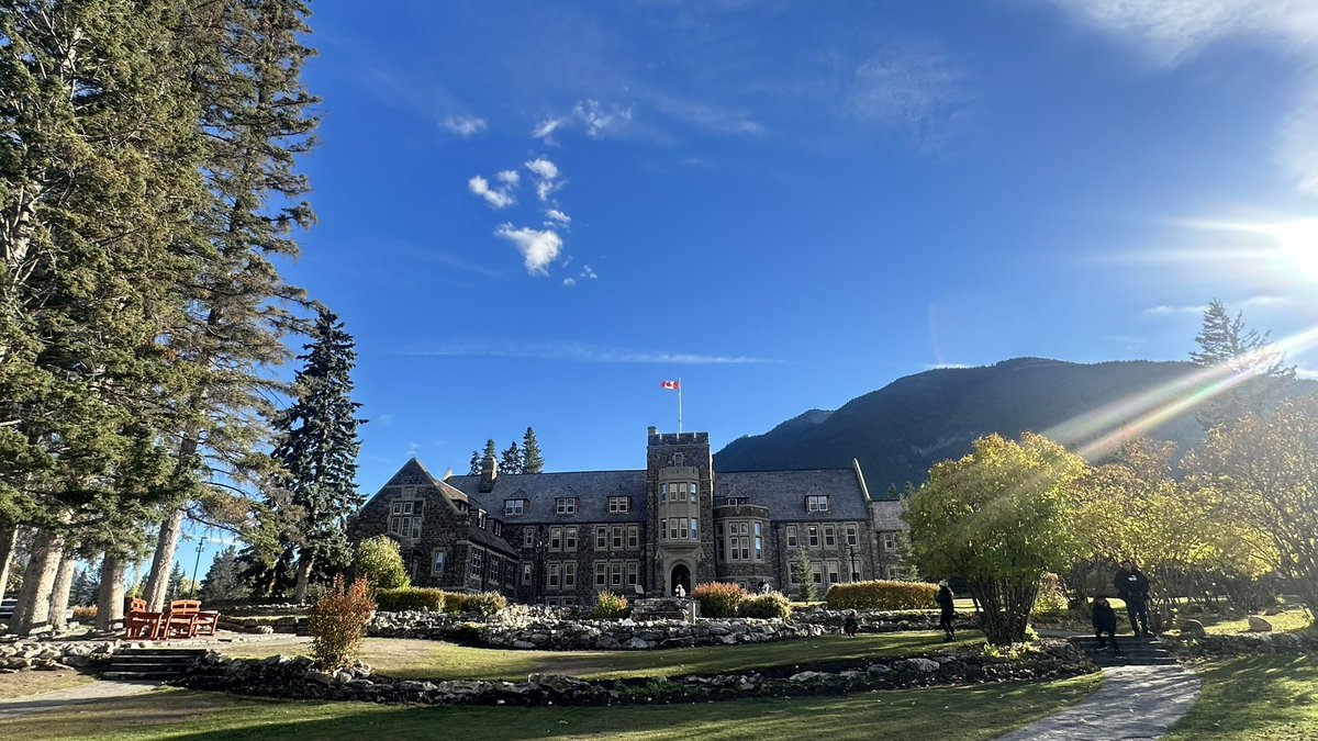 mint_tiger0508's tweet image. 이사통 ep4 주호진이 차무희를 애타게 찾아 달려와 만난 그곳 🏃  👩‍❤️‍👩 
Cascades of Time Garden @ Banff

#김선호 #이사랑통역되나요 #KimSeonHo  #CanThisLoveBeTranslated