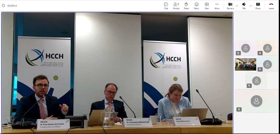 SECCNE_Chaib's tweet image. بادرت وزارة الشؤون الخارجية بالتنسيق مع المكتب الدائم لمؤتمر لاهاي للقانون الدولي، بتنظيم دورة تكوينية تفاعلية عبر تقنية التحاضر المرئي عن بعد تهدف إلى التعريف بعملية إصدار الأبوستيل والوثائق المعنية بهذه الشهادة وكذا الفاعلين المتدخلين في هذا المسار.