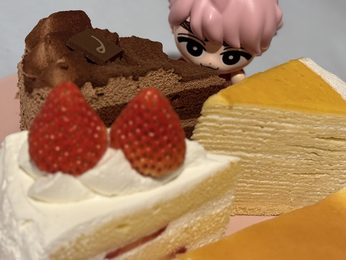 帰ったらケーキ置いてあった…時間と格闘したけど美味しいうちに食べたいが勝った😂
昨日今日限定の苺増量ショートケーキ🍓
ミルキークリームのミルクレープ！