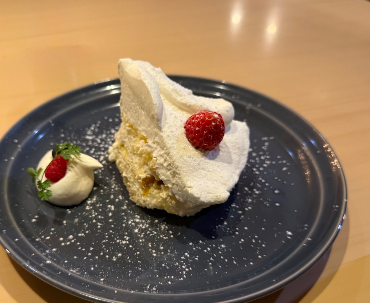 x_fcFree7F's tweet photo. 📍ゴールデンチャイルドカフェ
あったかい灯りと夜カフェ時間☕️🌙ラテもふわふわケーキも最高…🍓

#夜カフェ #カフェ巡り　#カフェ活 
#ゴールデンチャイルドカフェ https://t.co/aiz3G7NHNY