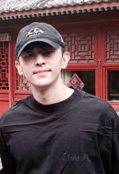 ภาพแรกเป็นเซลฟี่ปี 2021 ที่เราไม่เคยเห็นมาก่อน 
ภาพสองคือ เมื่อปลายปีที่แล้ว 
#เติ้งหลุน อมยิ้มน่ารัก
จากการศึกษาทางจิตวิทยา คนที่ชอบอมยิ้ม มักเป็นคนอบอุ่น ใจดี ชอบช่วยเหลือ ผู้อื่น มองโลกในแง่ดี มีความสุขภายใน มั่นคงและเชื่อมั่น ❤ ❤
เครดิต: โลโก้ ในภาพ 
#Denglun #邓伦