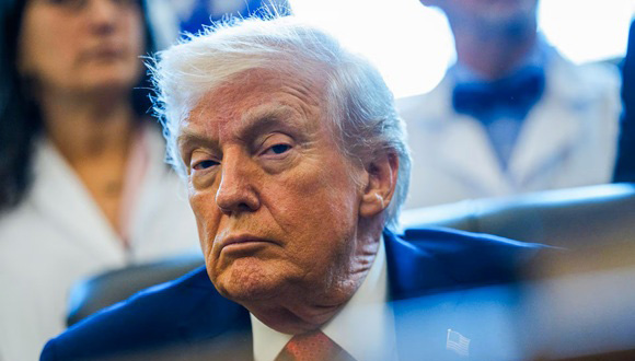 A bolina !!! Trumposodecidequeesdios y enelocasodesu vidaquieredejarsu firma enelplaneta... aunque si logra su objet. , esa firma será borrada junto con el planeta. Esa será la Libertad de la que tanto especulan, que un "Creisi" millonario pueda decidir ? cubadebate.cu/especiales/202…