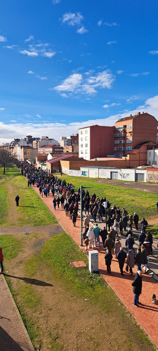 Pocas veces la sociedad leonesa se une tanto contra un proyecto. No al bus sobre las vías y sí a un tren que vértebra nuestra tierra.