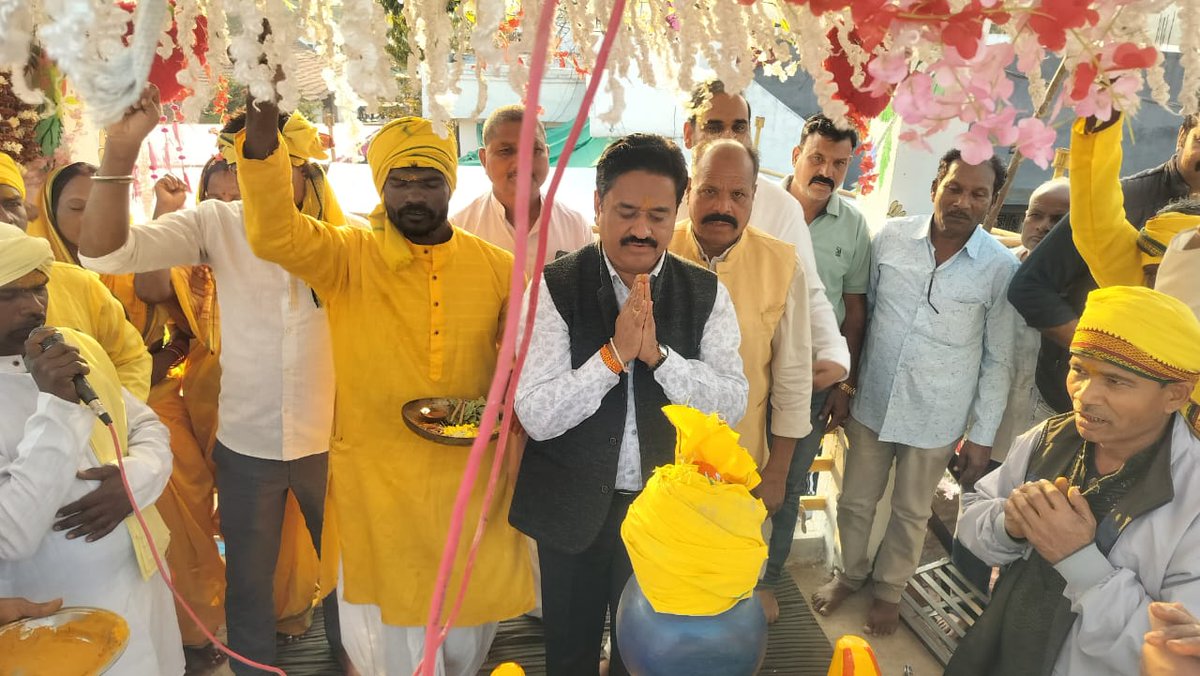 SukhdeoPanse's tweet photo. आज बोरगांव, शेरगढ़ के ग्रामवासियों द्वारा आयोजित फड़ापेन / धरती पुत्र भगवान बिरसा मुंडा स्थापना कार्यक्रम में उपस्थित होकर भगवान बिरसा मुंडा जी को नमन किया। उनके विचार आज भी आदिवासी स्वाभिमान, किसान एकता और सामाजिक न्याय की प्रेरणा हैं।
#BirsaMunda #Borgaon #Shergarh https://t.co/6UZkqLov7I