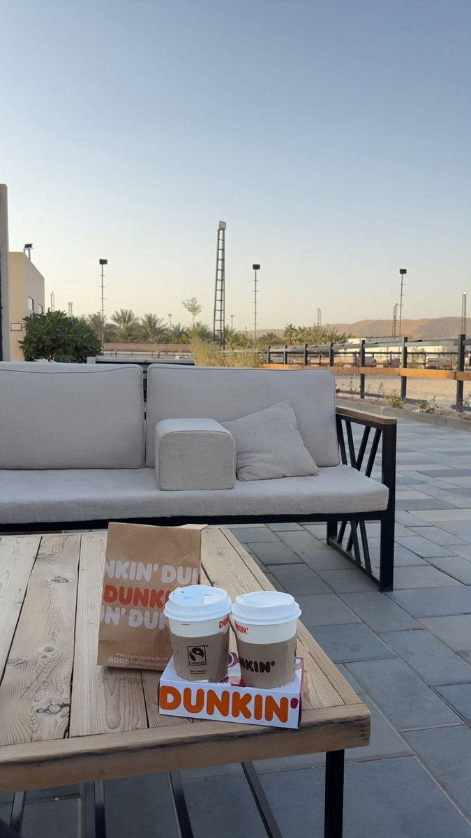 بعض الاوقات تنجبر تجلس مع أشخاص حتى الارض ماتتحملهم ومع ذالك تبتسم لة وتجامل ع حساب نفسك والشاعر هشال اختصرها ف شطر جميل جداً يقول فيه : 

ممشاً على النار لو ان القدم حافي
و لا مقابل ،،، بغيضٍ ما يواطنّنا.