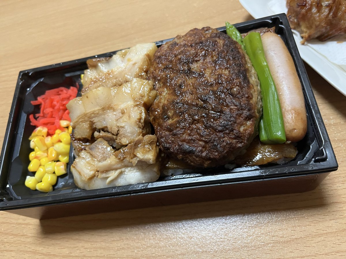 北海道物産展でゲットした、こうふくの贅沢十勝豚丼。ほぼ見えてないけど、下は豚丼になってる。つまり豚丼の上に角煮、ハンバーグ、ウインナーが乗ってるヤバいやつだった。うまー