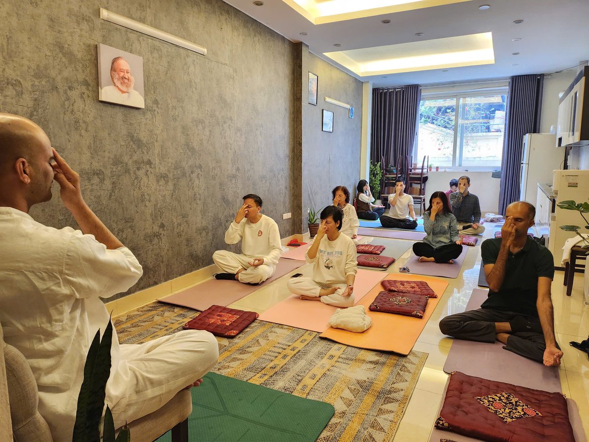 SwarupChattrjee's tweet photo. 🌟 Upcoming self‑development journeys with @ArtofLiving Vietnam are here—let’s radiate wisdom all around us.

#Hanoi #Danang #Meditation https://t.co/99QMYH2Jni