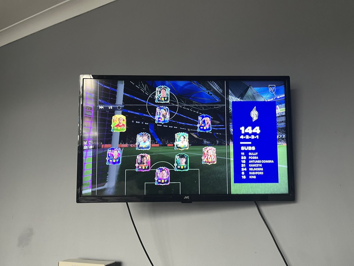 kezzy1213's tweet photo. @EASPORTSFC can you explain this?? Exactly gold in squad but I play this team https://t.co/4IA0D5Kngm