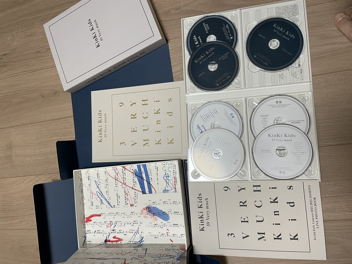 mintiatime's tweet photo. ようやくCDとDVDまでたどり着いた。
やれやれ一苦労
豪華に作り過ぎでは😅
KinKi Kids名義最後のアルバムで確かにメモリアルだけどもー
お値段3.7万円でも買ってしまったけどもー

 #39Verymuch https://t.co/TWVxqs570f