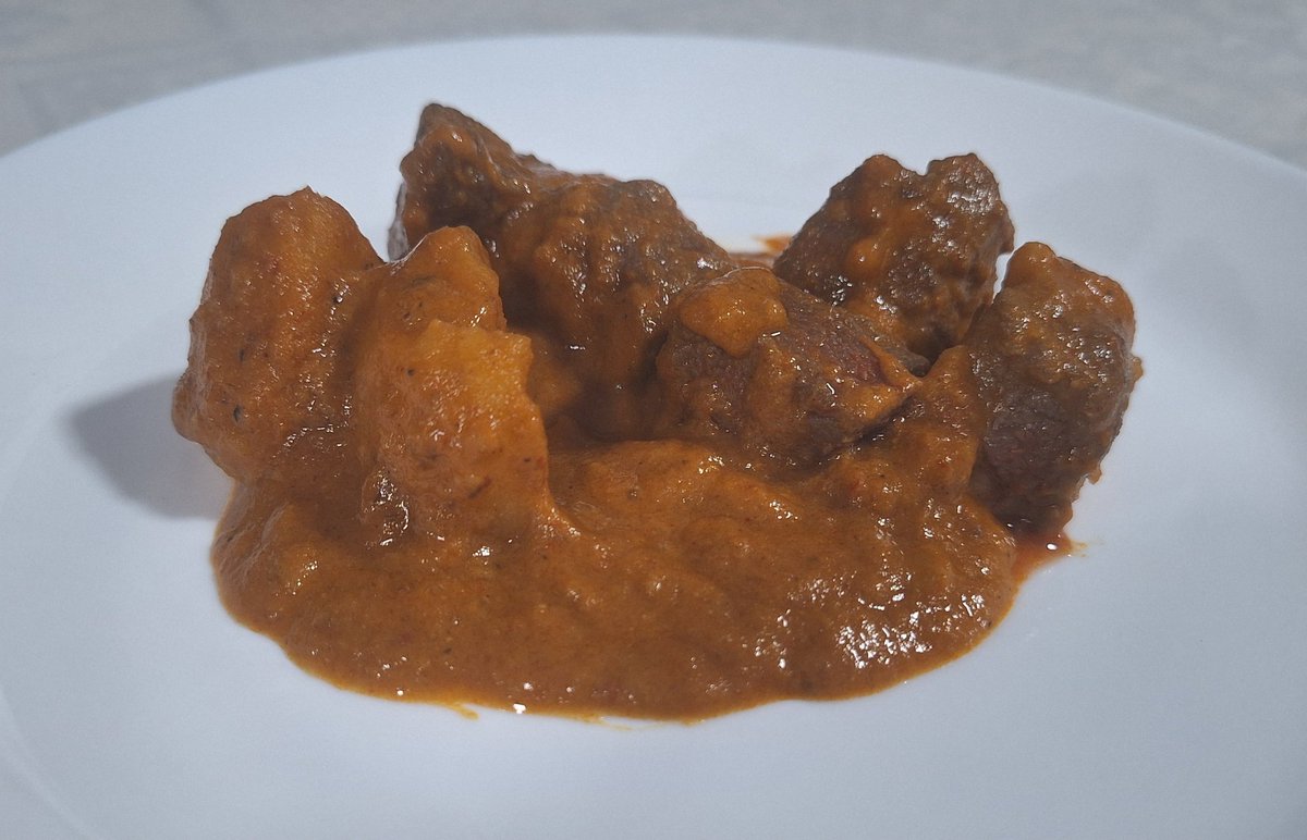 ดูมีความ fine dining ปะ
อันนี้เมนู ม า ส ห ม่ า น Le boeuf et patate

เนื้อคัดเกรดพรีเมี่ยมจากอาเด๊ะตลาดนัดบางทองเหลิง รับประกันความเลิศรศ เพราะอาเด๊ะบอกเองว่า ชิ้นไหนก็อร่อยเหมือนกัน
และมันฝรั่งจากร้านป้าน้อย ที่ต่อราคามาไม่สำเร็จเพราะป้าไม่ชอบให้เราแสกนจ่าย