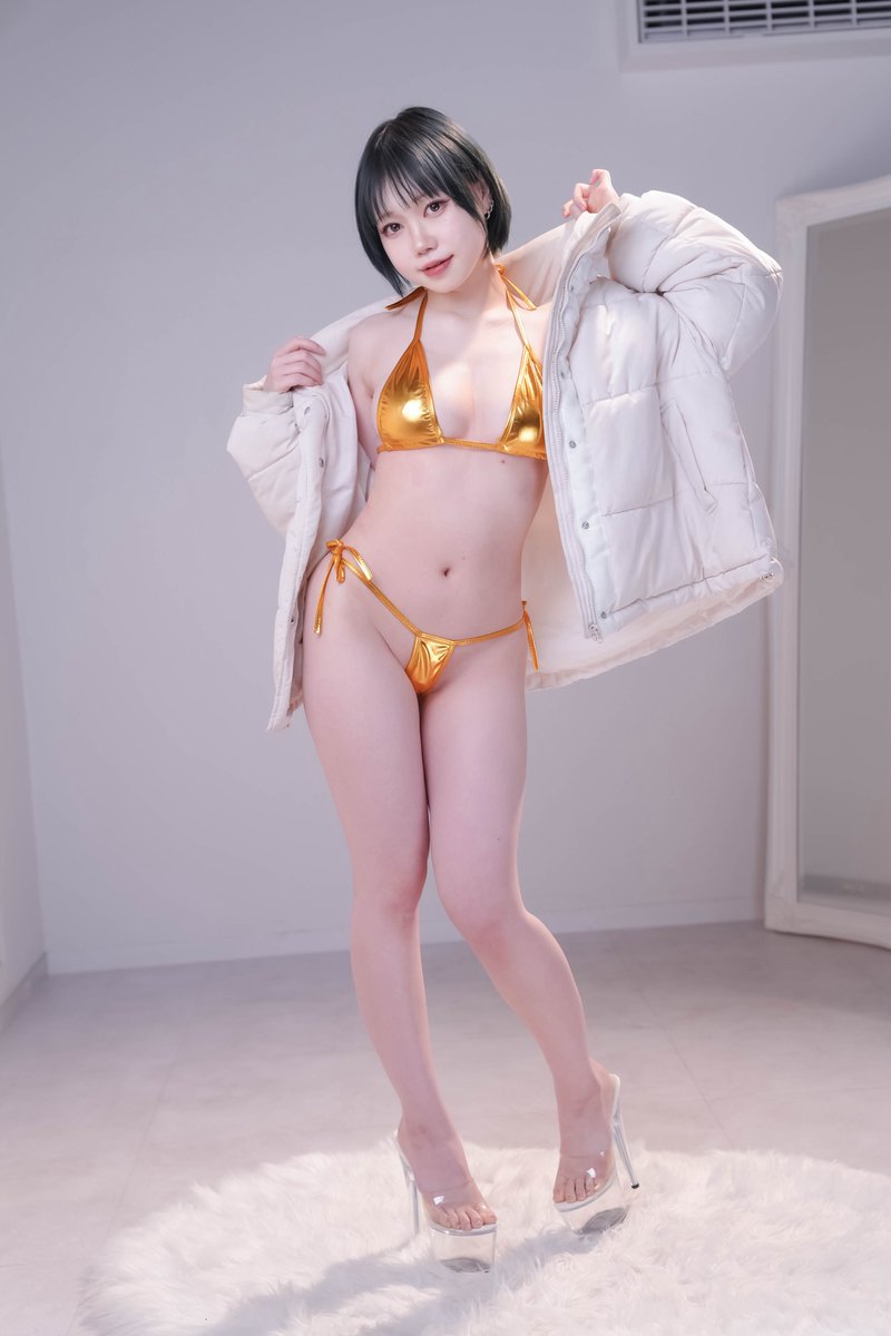 日曜日夜、金ビキニをお届けします💫