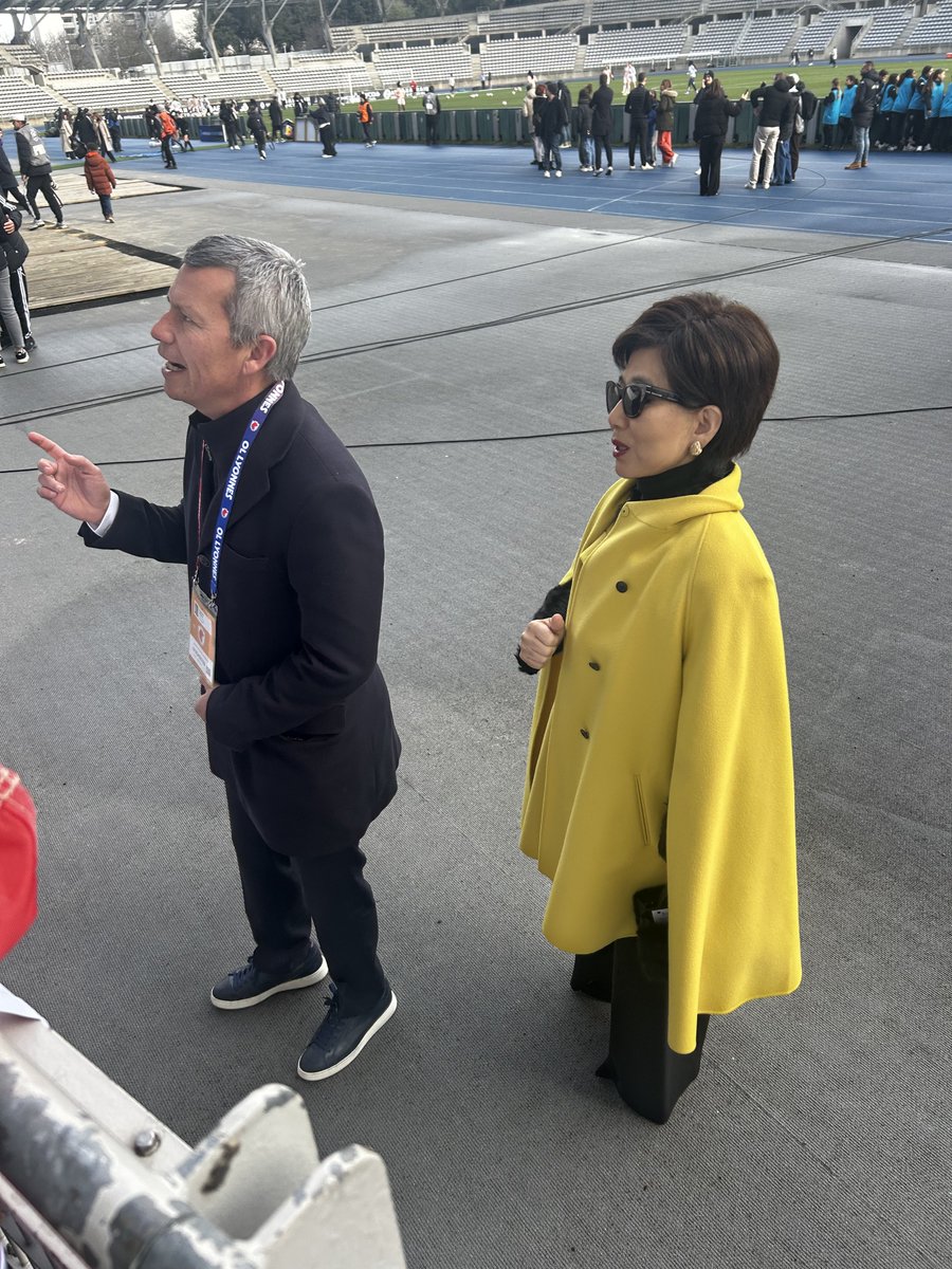 willy_pasche's tweet photo. Michele qui offre thé et café à toute la tribune lyonnaise 😘
On est 60 https://t.co/R8h4V3RcF3