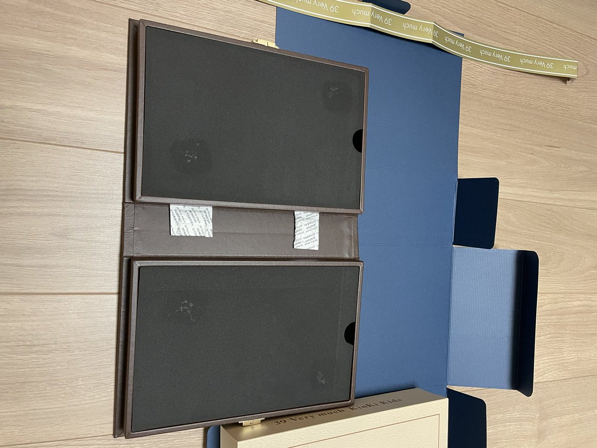 mintiatime's tweet photo. そしてもう一箱にはチャーム！
これ誰かいつ使えるの！？
神々しくて誰も普段使いできないよね😅
一度開封したら、再度また封印だわ…

KinKi Kids名義最後のアルバム！

 #KinKiKids 
 #39Verymuch https://t.co/4XnlHwCXOH