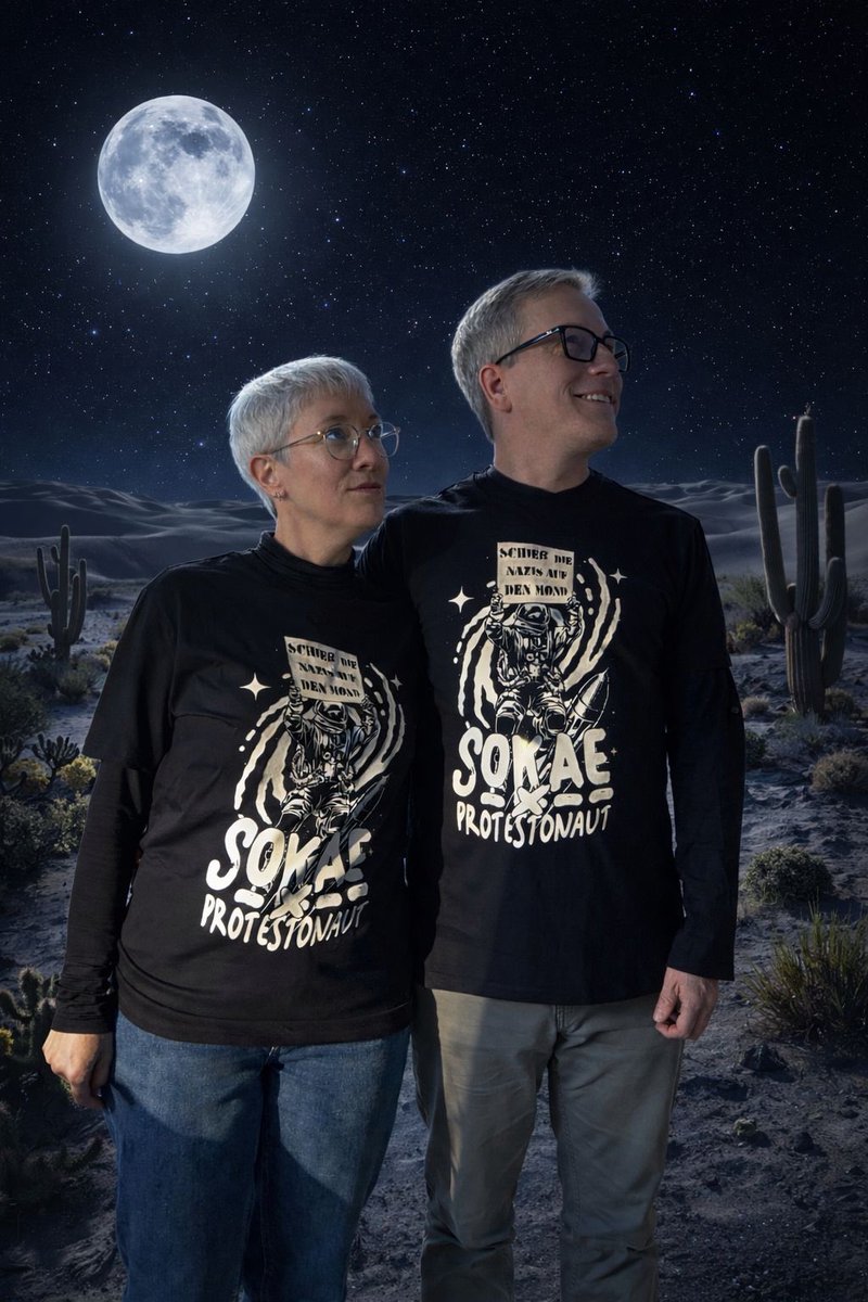 Protestonaut's tweet photo. Wir haben ein neues Lieblings-T-Shirt. Vielen Dank an die Band SOKAE. Und nicht vergessen: Schieß die Nazis auf den Mond. https://t.co/5ykFniu67L