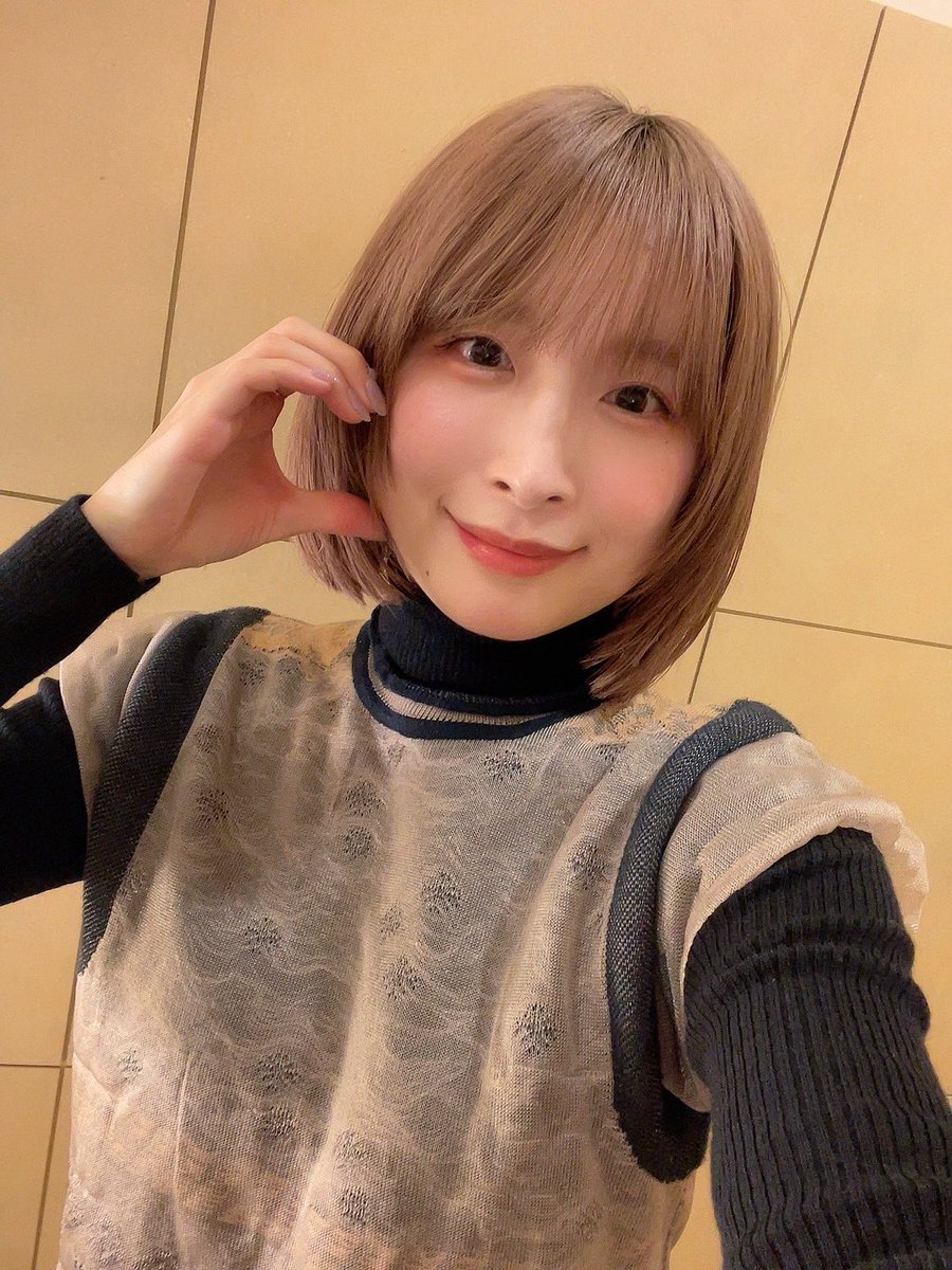 ozawa_rena's tweet image. #アイマス新年会_名古屋DAY2

ご来場ありがとうございました🪽

スタッフさんに聞きたいお話も聞けたし、先輩方とご一緒できる貴重な機会でもあり、楽しかったです〜!

そして慣れ親しんだ地元だったので、とっても安心の気持ちでお話できました！

えびふりゃーはるきとずっと一緒でした🍤