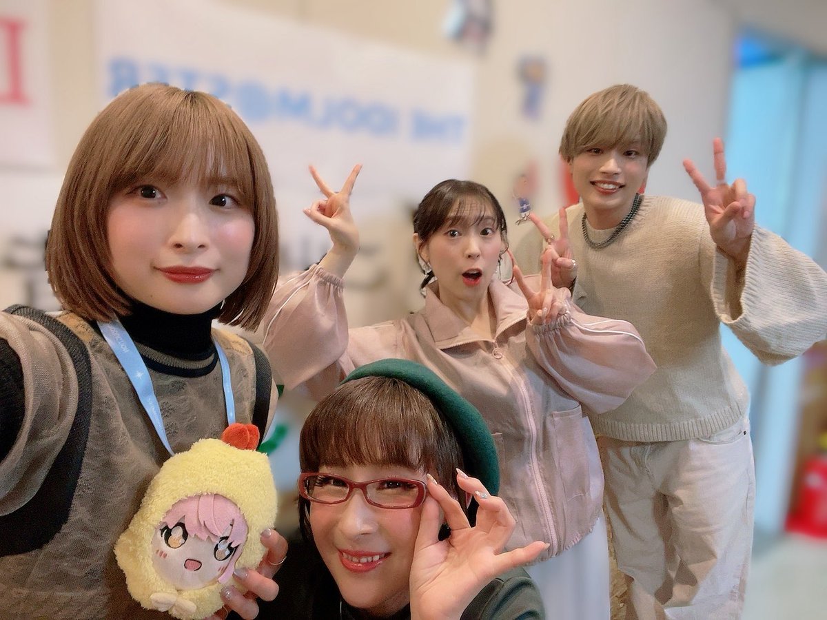 ozawa_rena's tweet image. #アイマス新年会_名古屋DAY2

ご来場ありがとうございました🪽

スタッフさんに聞きたいお話も聞けたし、先輩方とご一緒できる貴重な機会でもあり、楽しかったです〜!

そして慣れ親しんだ地元だったので、とっても安心の気持ちでお話できました！

えびふりゃーはるきとずっと一緒でした🍤