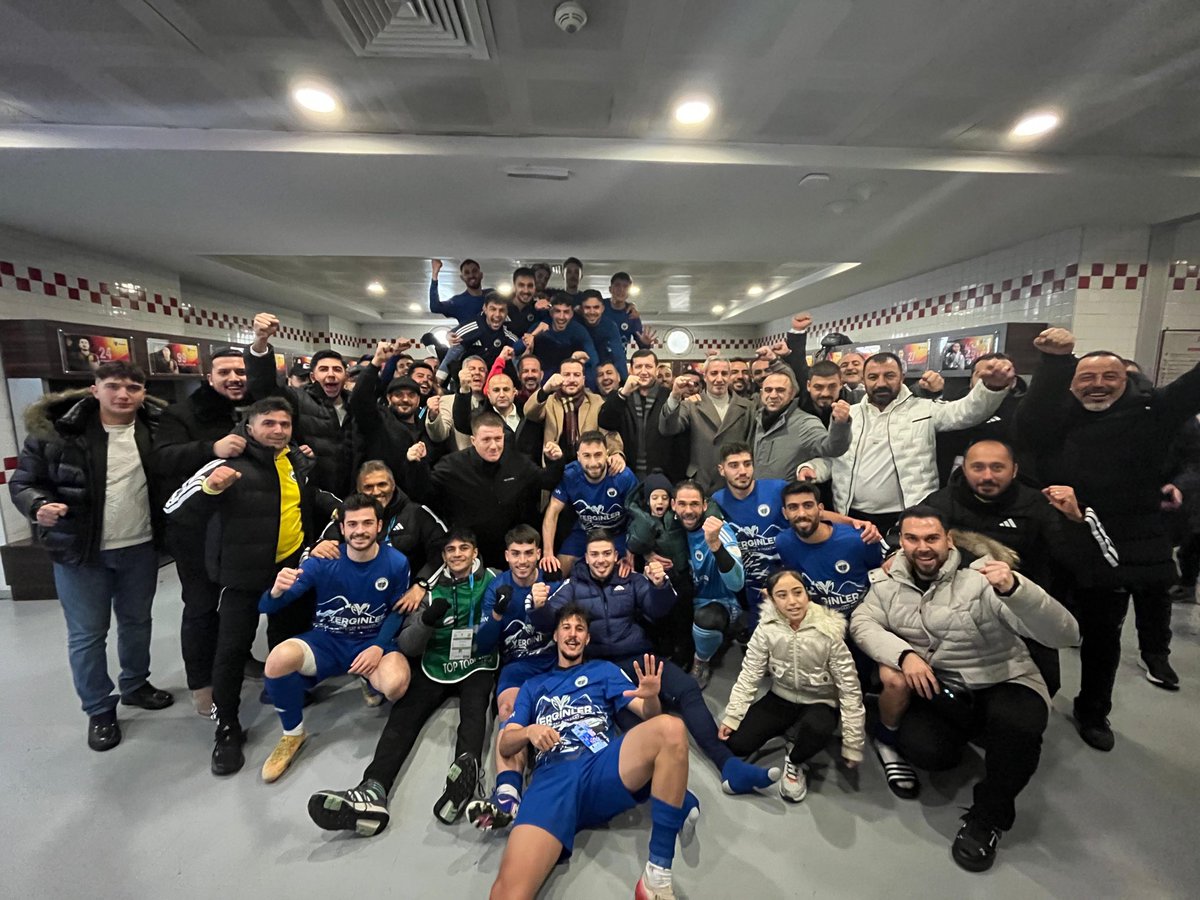 Galibiyet Pozu 💪🏻 

Şehrin Kalbi’nde MD Grup Osmaniyespor’u 5-0 gibi net bir skor ile mağlup ederek 3 puanı alan Şehrimizin İncisi Sevdamız Erciyes 38 FK’mızı, Kulüp Başkanımız Ahmet Dirgenali’yi, teknik heyetimizi, yönetim kurulumuzu, futbolcu kardeşlerimi ve taraftarımızı