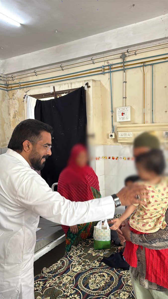 Md_MajidHussain's tweet photo. Distributed Fruits among patients at #Niloufer Hospital and also enquired about their health.
@aimim_national @asadowaisi https://t.co/N8z37skkOm