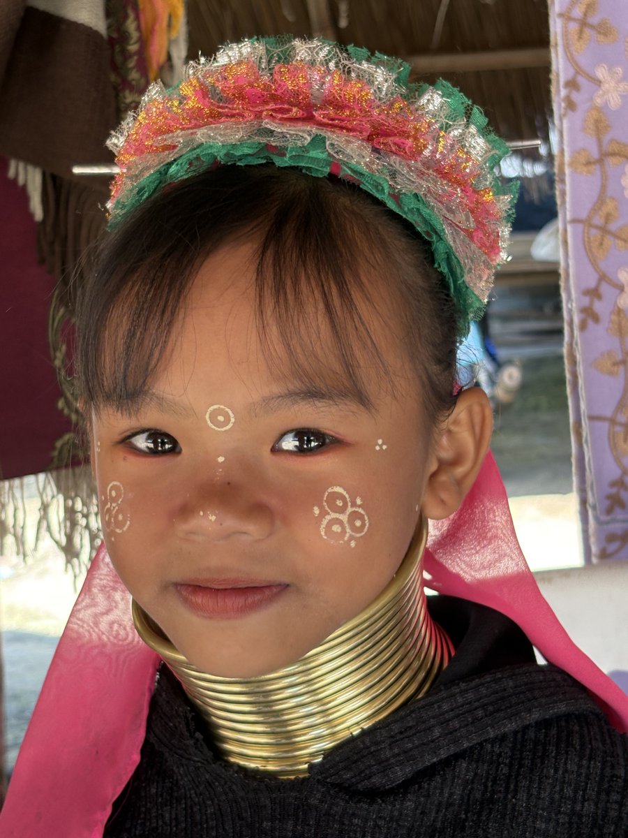 Mi mejor foto de un viaje memorable: una hermosa niña de la tribu Karen de Tailandia, en las montañas de Chiang Mai, adornada con hena. Detrás de esa mirada hay siglos de emigración desde Nepal. Son apátridas hasta hoy.