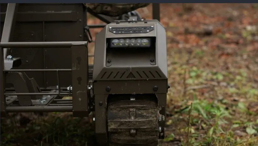 francescoproia's tweet photo. Questo DevDroid ucraino è davvero incredibile: grazie alla sua mitragliatrice Browning M2 da 12,7 mm ha retto la linea del fronte per ben 45 giorni consecutivi nell'Oblast' orientale di Kharkiv.

Gli ucraini hanno mimetizzato e nascosto questo robot in un bunker "tana", dove ogni 48 ore veniva rifornito di proiettili e di batterie tramite droni Baba Yaga.
Il cambio delle batterie e delle munizioni avveniva in appena 5 minuti, e in totale autonomia grazie a sistemi magnetici.

Grazie a questa meraviglia della tecnologia, comandato da 15 km di distanza tramite Starlink e con l'ausilio di ripetitori LTE locali, gli operatori ucraini hanno mantenuto il fronte per ben 45 giorni consecutivi.

Nel frattempo la 20ª armata interforze russa, ignara che si trattasse solo di un robot, ha lanciato ben sette distinti assalti di fanteria contro il bunker nascosto negli alberi, ma ogni volta che il fuoco di sbarramento si interrompeva, i sensori termici dell'IA riacquisivano i bersagli e facevano di nuovo fuoco sui nemici, decimandoli.

Finché il 15 gennaio i russi diedero il via a un bombardamento pesante, con veicoli blindati e proiettili termobarici, e la posizione venne espugnata. Ma quando i gruppi d'assalto russi entrarono nella trincea, non trovarono nessun cadavere, ma solo migliaia di bossoli da 12,7 mm, e il telaio carbonizzato del robot, che aveva sparato finché l'ultimo ingranaggio aveva continuato a funzionare.
Solo a quel punto i russi hanno capito che, per 45 giorni, avevano combattuto contro una macchina.

Una macchina che da sola è riuscita mantenere la posizione per 45 giorni, un compito che di solito impegna un'intera squadra di fanteria, con la differenza che quest'ultima ogni 3/5 giorni deve ruotare, e che soprattutto subisce perdite umane e un calo di morale quando ci si trova sotto assedio.
In questo caso, invece, nessun soldato morto, e quasi cinque volte le munizioni sparate di solito da una squadra umana, H24, ininterrottamente, sotto qualsiasi condizione meteorologica.

Qualche giorno dopo sia il Consiglio Atlantico che il Ministero della Difesa ucraino hanno detto apertamente che questa rappresentava una una svolta dottrinale nella guerra del 21° secolo, e l'Ucraina ha dichiarato che sempre più questi sistemi robotici verranno implementati nelle trincee, dove potrebbero sostituire circa 150.000 soldati in ruoli difensivi statici.
