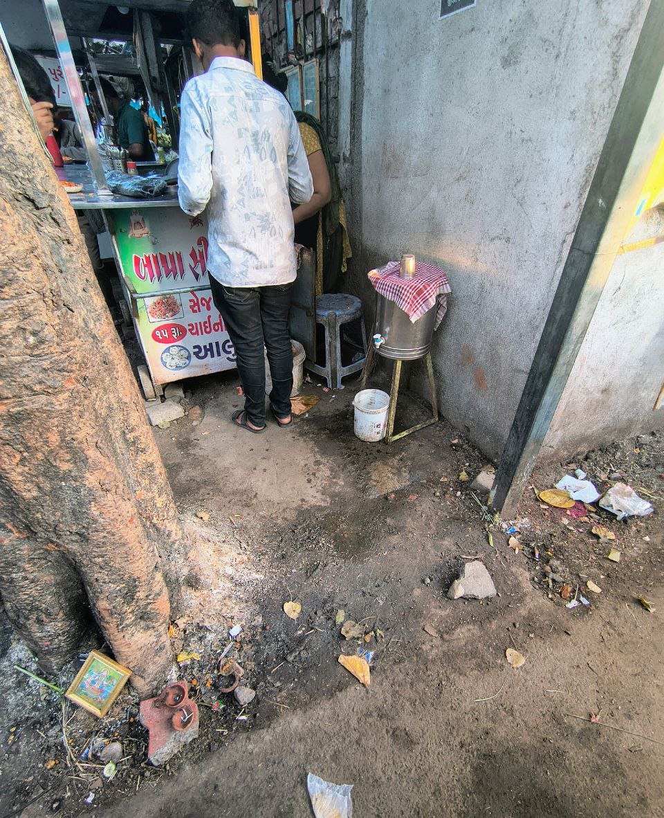 NalinisKitchen's tweet image. I can’t find a single reason to eat food at this place.
- No hygiene
- No gloves
- No cleanliness

Just look at the area around the food cart. Would you cook for your own family like this? Then why is it acceptable for the public? Food goes straight into the body. One bad meal…